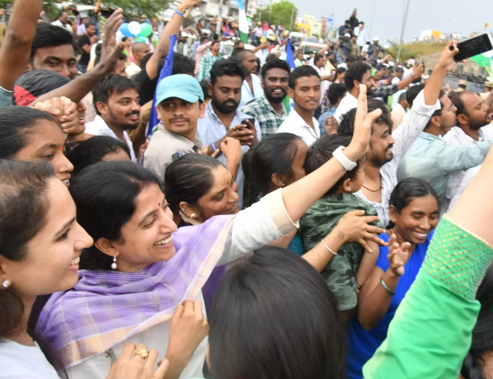 YS Bharati Reddy lifts her husband’s spirits on bus journey, waves to him close to Tadepalli junction