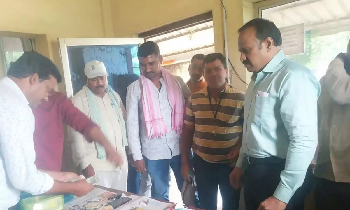 ACB uncovers corruption at RTA check-post by posing as drivers