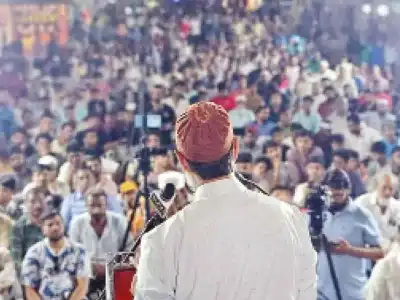 Asad impresses crowds with ‘shayari’ in Dakhni dialect
