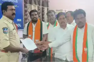 BJP MP candidate Bharat Prasad lodges police complaint against RS Praveen Kumar