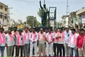 BRS cadres protest the refusal of paddy bonus