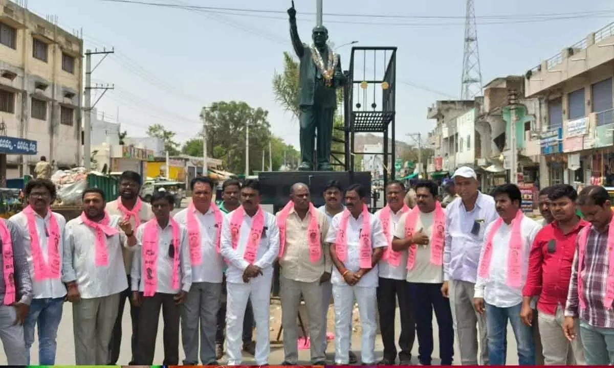 BRS cadres protest the refusal of paddy bonus