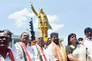 Congress leader and Minister honor Rajiv Gandhi on his death anniversary
