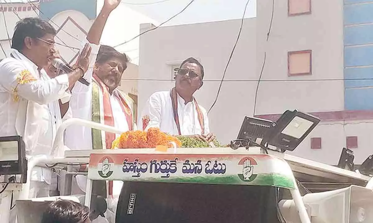 Dy CM joins brother Mallu Ravi in campaign in Gadwal