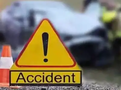 Family injured in collision between car and lorry in Dhone