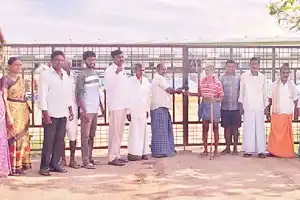 Farmers lock market in protest over delayed purchase of grains.