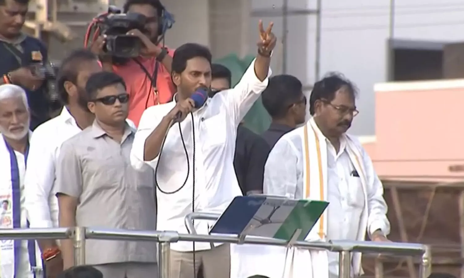 Jagan strongly supports four percent Muslim reservations, accuses Chandrababu of betrayal