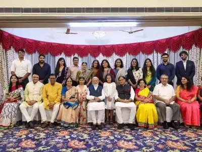 PM Modi Meets PV’s Family Members at Rajbhavan