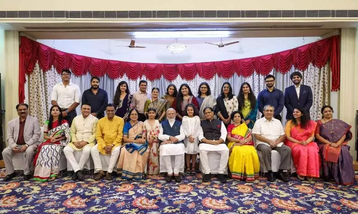 PM Modi Meets PV’s Family Members at Rajbhavan
