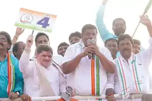 Ponnam Prabhakar announces that Congress flag will be raised in Karimnagar