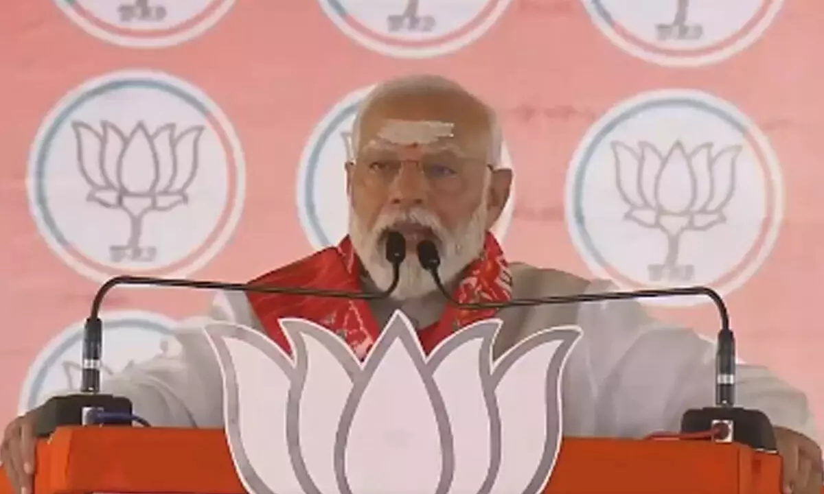 Prime Minister Modi criticizes Congress in Warangal, predicts NDA will win.