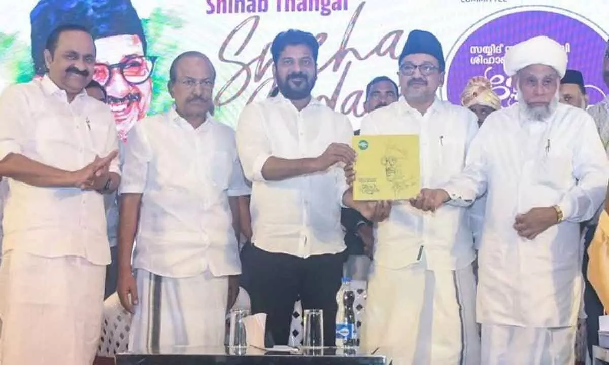 Revanth praises Kerala as a model for combating communal forces