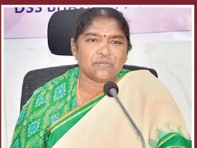 Seethakka assures government will buy wet paddy, no need to worry