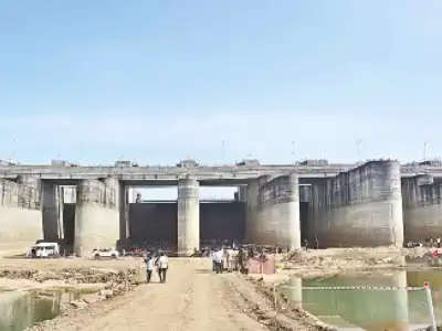 Uttam orders officials to inspect Medigadda barrage for maintenance purposes