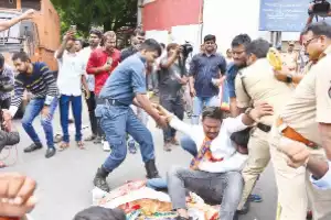 ABVP members protest private school managements by staging dharna