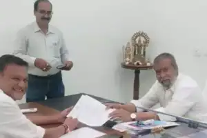 Challa Venkatramireddy, MLC, discusses health issues with Health Minister in Alampur