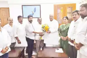 Chevella MLA Kale Yadaiah deals another blow to BRS by joining Cong