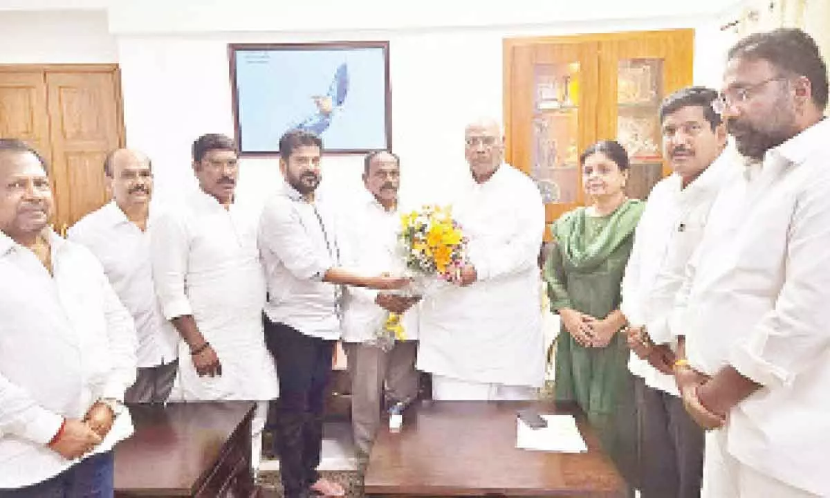 Chevella MLA Kale Yadaiah deals another blow to BRS by joining Cong