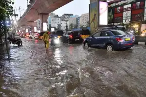 City inundated by rain, resulting in severe traffic congestion