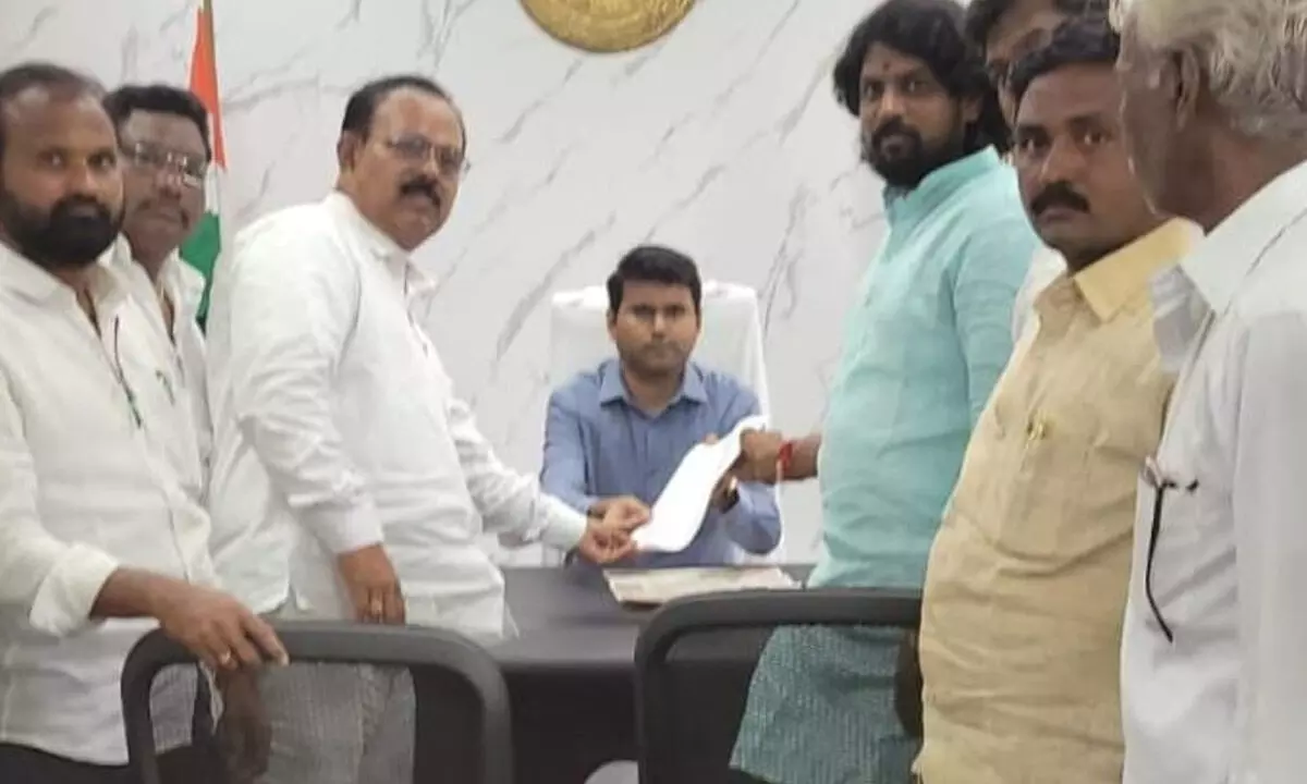 Congress leaders lodge complaint with DC BM Santhosh regarding corruption under former DC Valluri Kranti