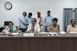 District Chief Justice Holds Review Meeting with Officials