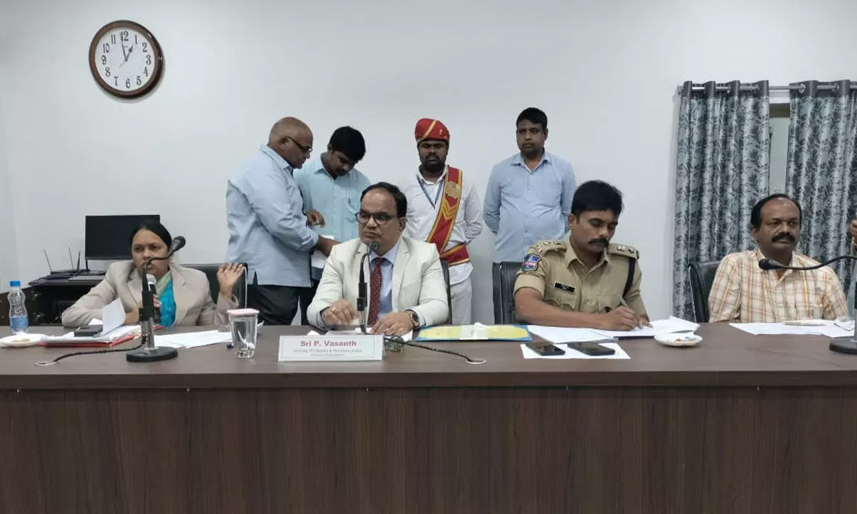 District Chief Justice Holds Review Meeting with Officials