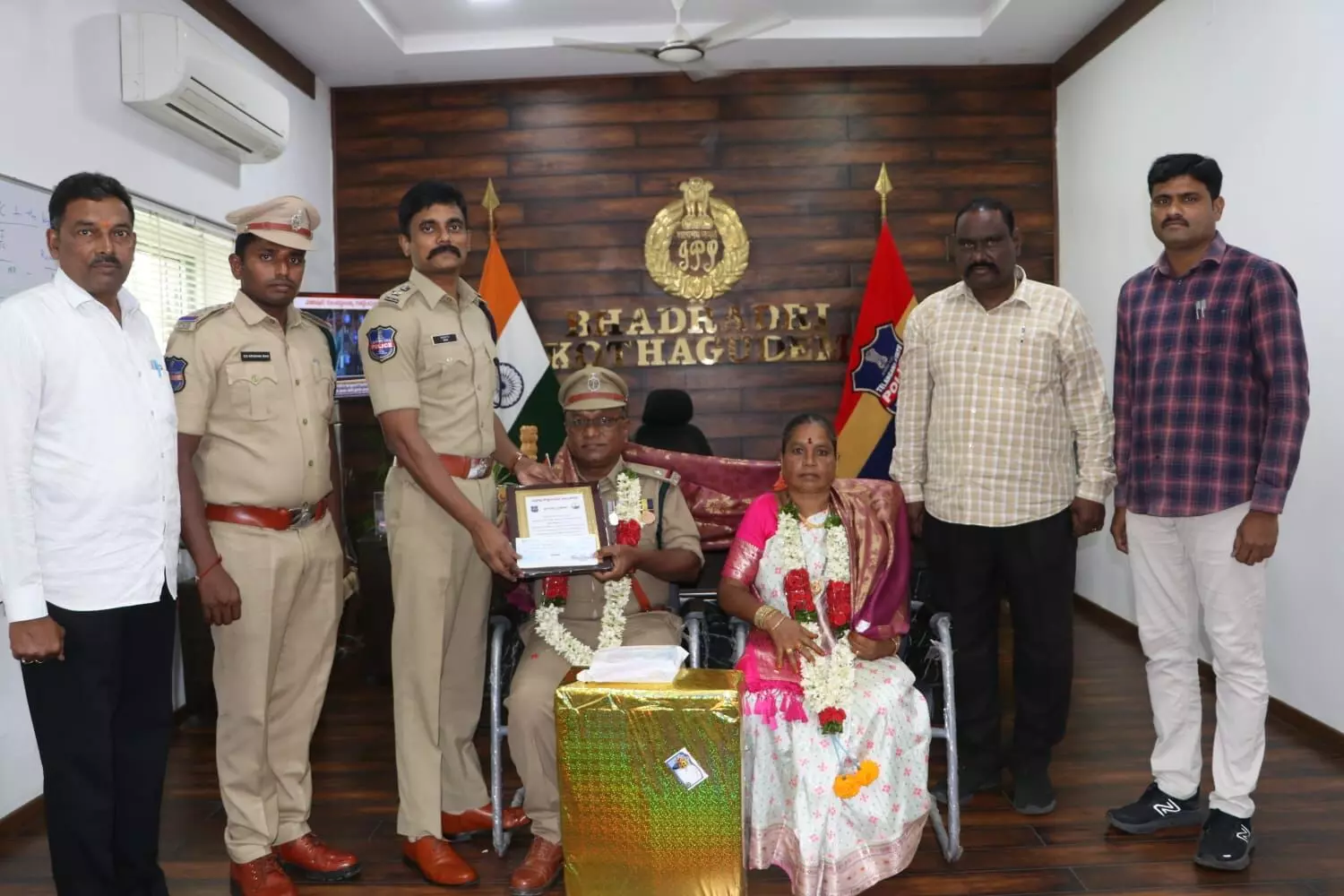 District SP in Bhadradri Kothagudem honors retired police officers