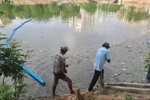 Floating garbage broom introduced to clean up lake