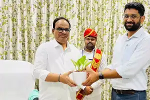 Jitesh V, Collector, meets District Chief Justice Patil Vasanth
