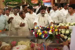 Ministers and celebrities honor with tributes