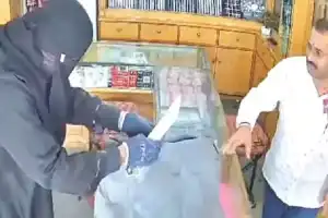 Owner of jewellery shop stops robbery by men wearing burqas