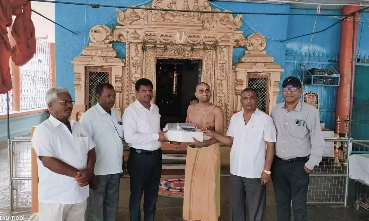 Palem Venkanna Temple receives a new note counting machine as a gift