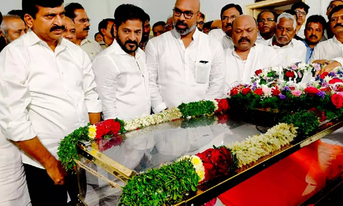 Revanth Reddy Honors D Srinivas, Offers Congress Party’s Support to Family