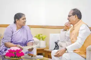 Seethakka appeals to Chouhan for funding to improve tribal regions in the State