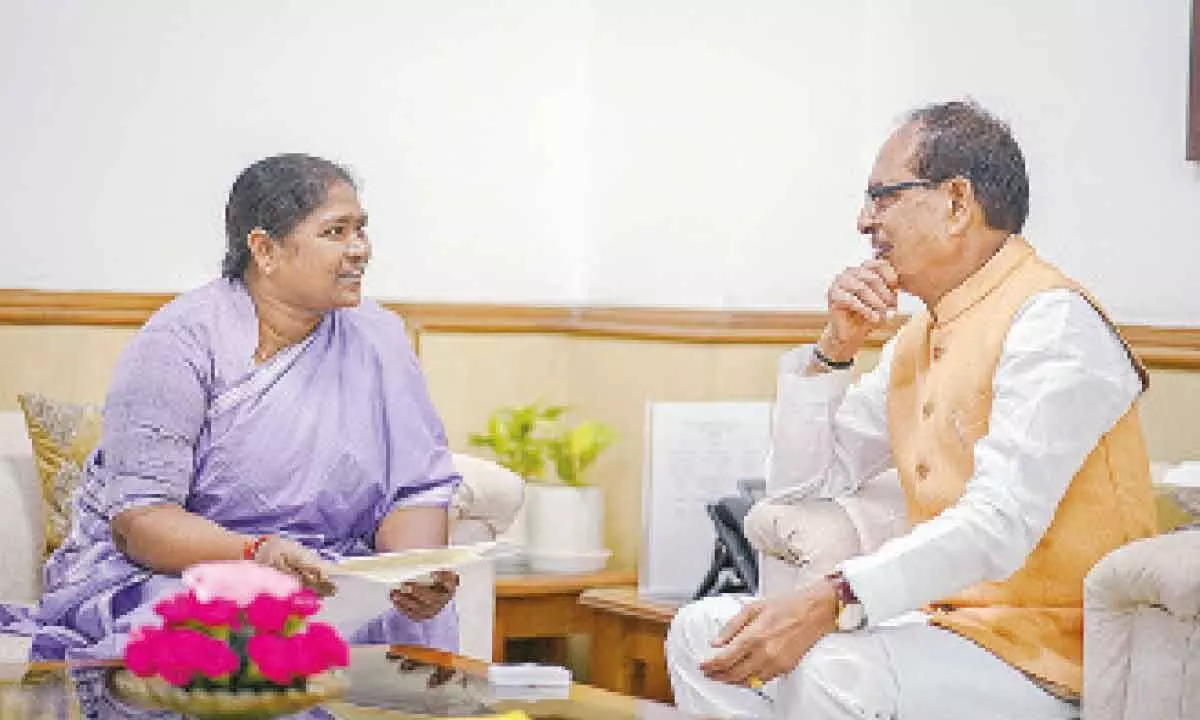Seethakka appeals to Chouhan for funding to improve tribal regions in the State