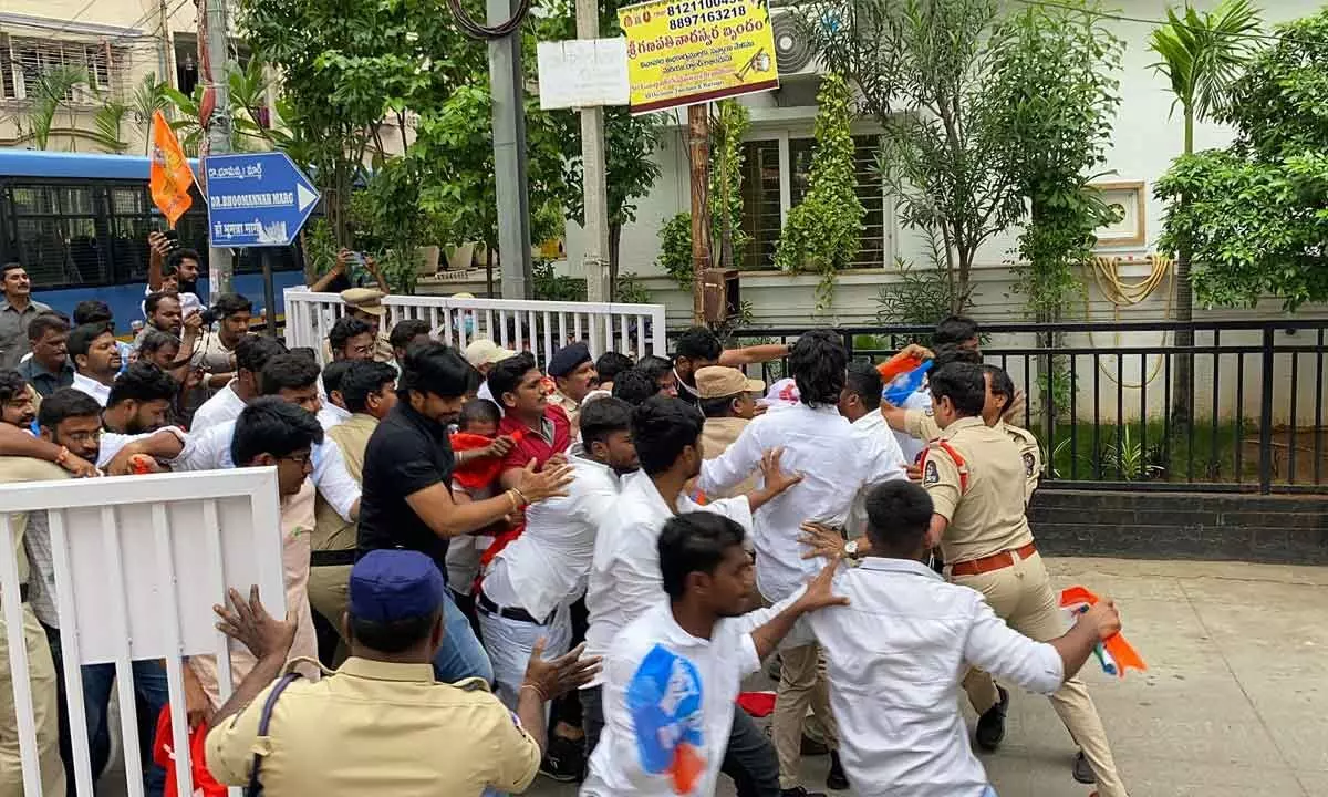 Student groups attempt to besiege Kishan Reddy’s residence over NEET controversy