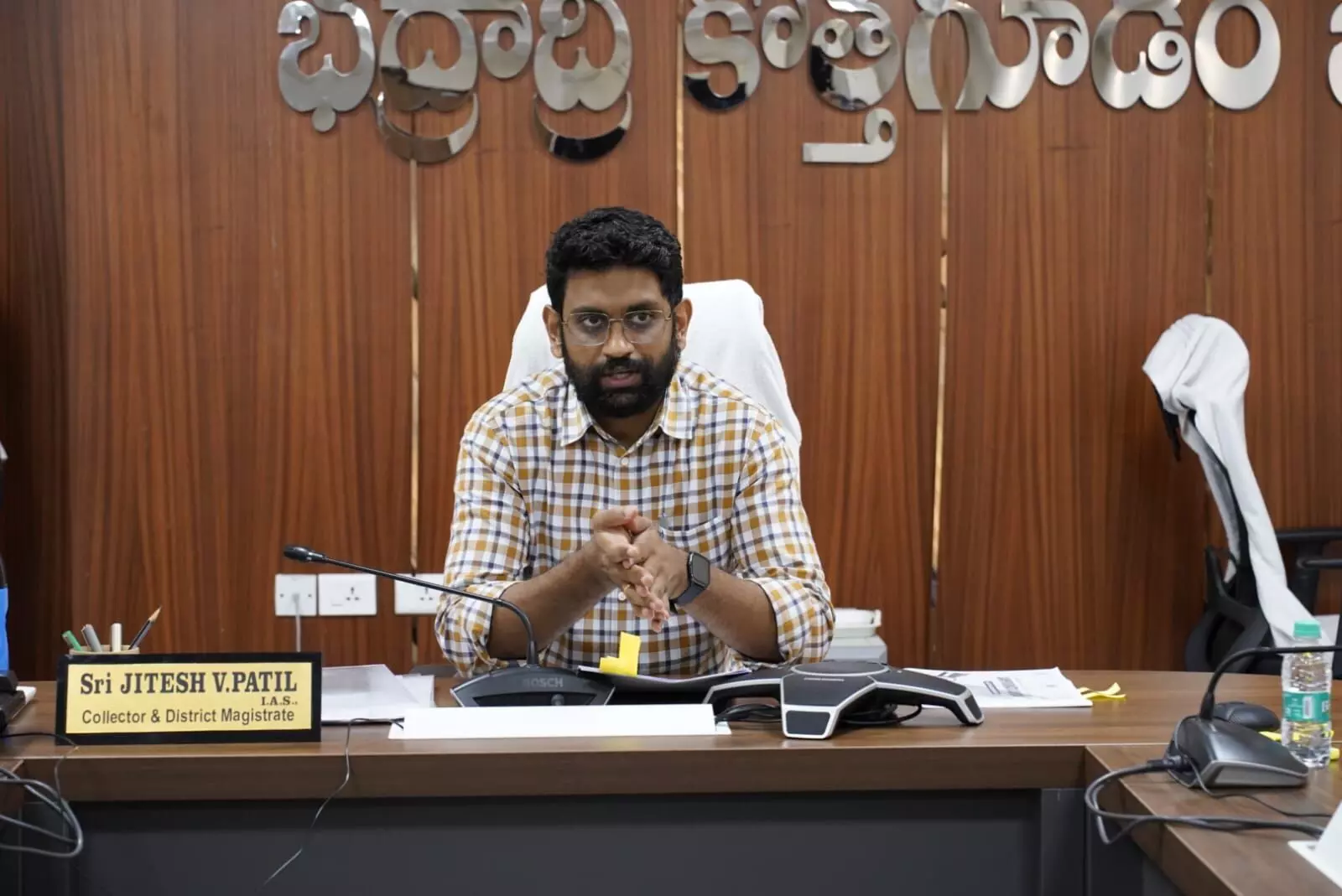 District Collector Jitesh V. Patil emphasizes importance of successful Sampurna Abhiyaan program.