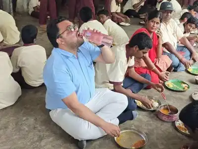 District Collector Shares Meal with Students