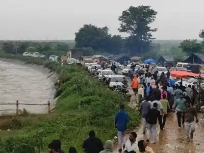 Heavy Flooding at Jurala Attracts Large Crowds