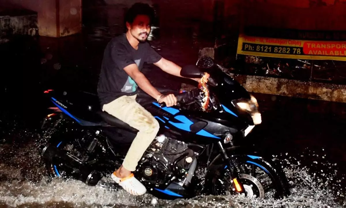 Heavy rain causes traffic chaos in Hyderabad