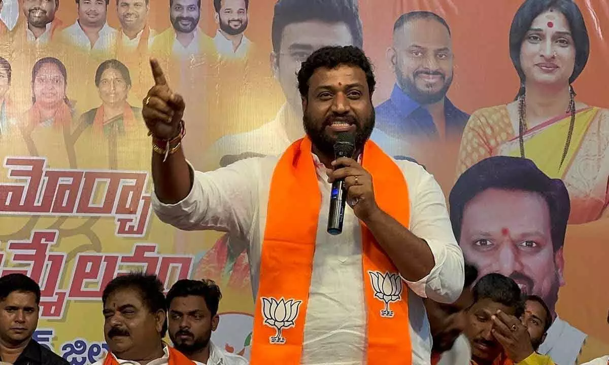 KCR served with legal notice by Min Seethakka