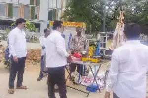 Locals in Manikonda upset over open meat sale at weekly markets