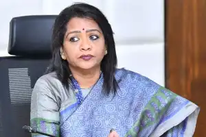 Mayor Gadwal Vijayalakshmi commends youth for rescuing occupants from sinking vehicle