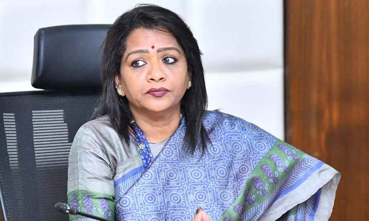 Mayor Gadwal Vijayalakshmi commends youth for rescuing occupants from sinking vehicle