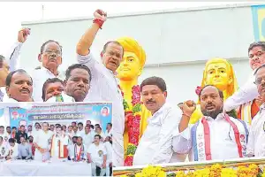 Ministers reveal statues of Savitribai and Jyotiba Phule