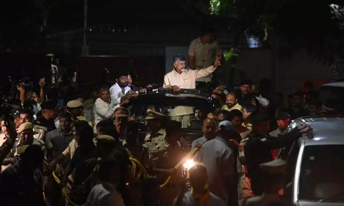 Naidu receives warm welcome in Hyderabad