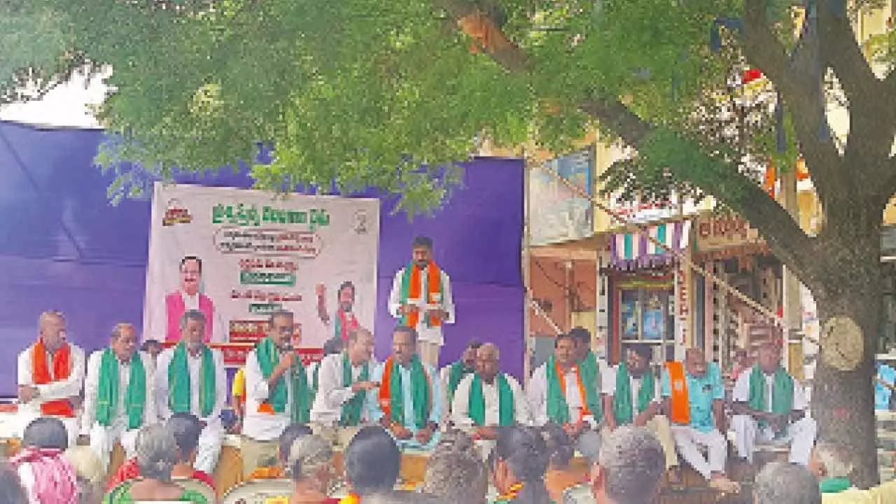 BJP Kisan Morcha Engages in ‘Rachabanda’ Dialogue with Farmers