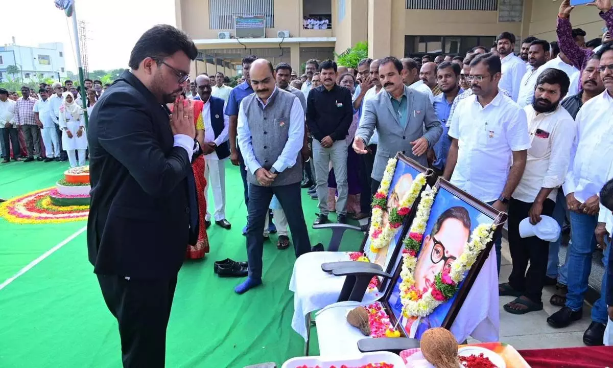 Collector Badavath Santosh Urges Youth to Take Inspiration from Freedom Fighters’ Lives