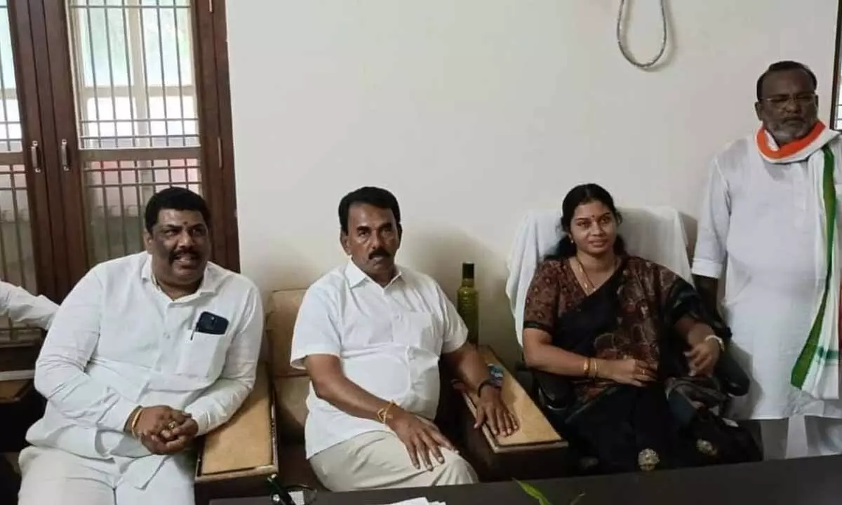 Congress Workers Block Jupalli’s Visit, Stirring Tension Among Party Cadres in Gadwal