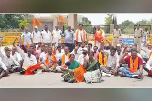 Farmers hold protest at Collectorate